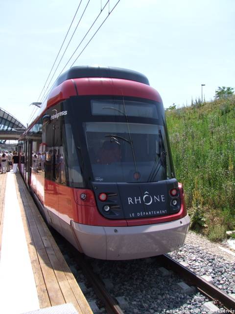 Rame 101 à quai en station Aéroport-Lyon-Saint-Exupéry