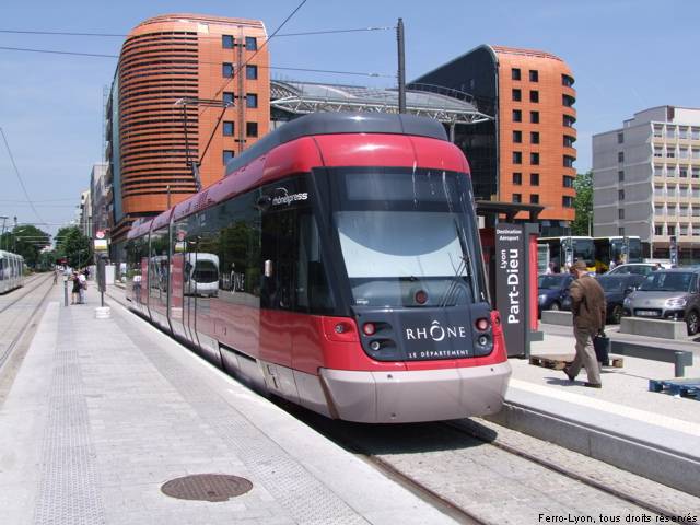 Rame 101 à quai en station Part-Dieu-Villette
