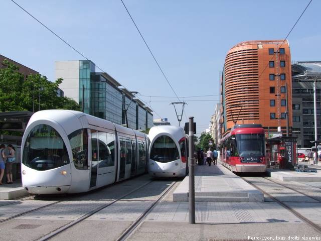 Rame 101 de Rhonexpress à quai en station Part-Dieu-Villette, à côté des rames 856 et 857 de la ligne T3