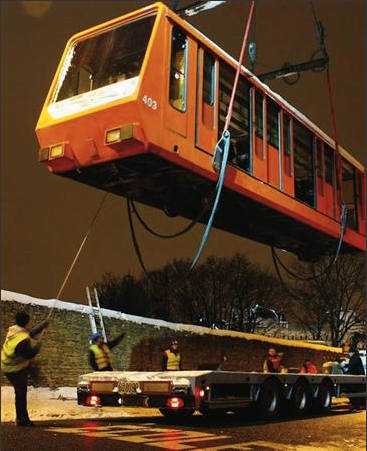 Caisse n°403 du funiculaire suspendue à la corde de la grue (Doc. : Le Progrès, Loig Loury)