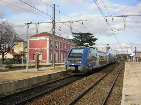 Autorails X73500 en gare de Sathonay-Rillieux en mars 2008