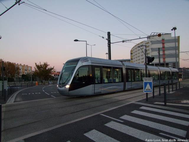 Toulouse, rame 5020 quittant le terminus des Arènes