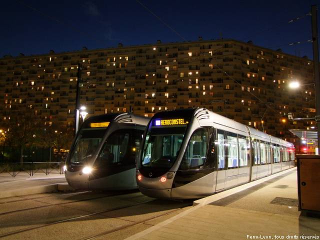 Toulouse, rames 5003 et 5017 à la station Arènes