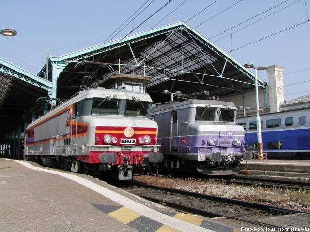 La CC6570 et la BB22396 côte à côte lors de la manœuvre de remise en tête