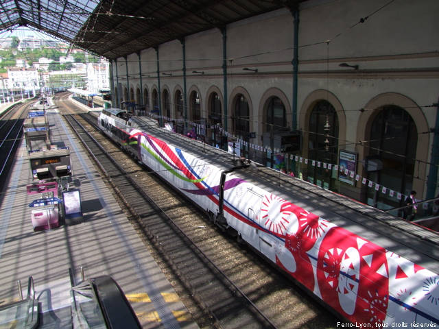 La rame vue de la passerelle de la gare vers la Saône et Paris