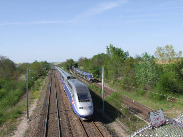 TGV et AGC au lieu-dit Les Ronzières (Sathonay-Village), avril 2011 (doc. retouché)