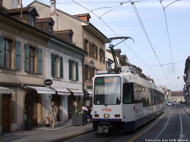 Rame DAV n°832 dans la rue Ancienne