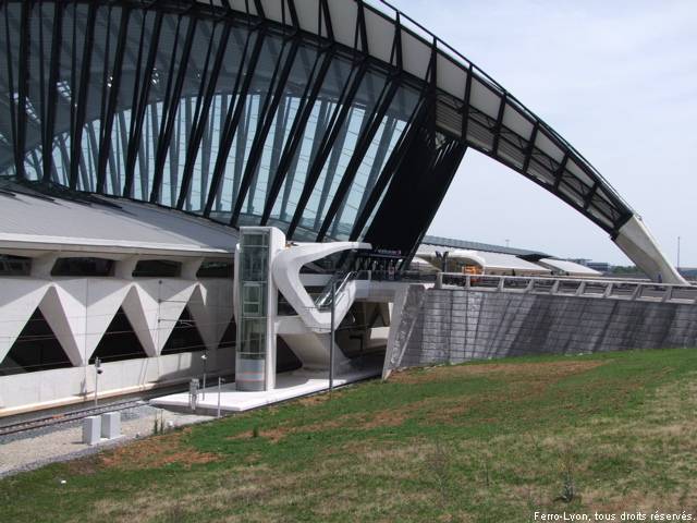 Aéroport Lyon-Saint-Exupéry, vue générale de la station Rhônexpress depuis le nord
