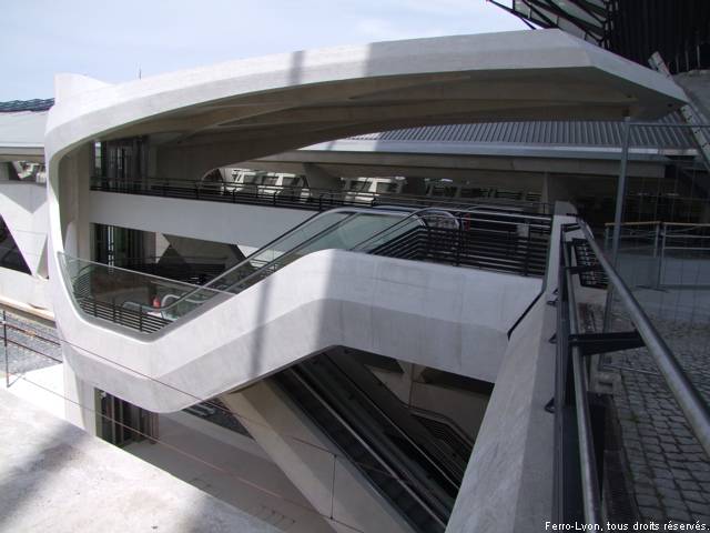 Aéroport Lyon-Saint-Exupéry, vue de l’accès nord de la station Rhônexpress