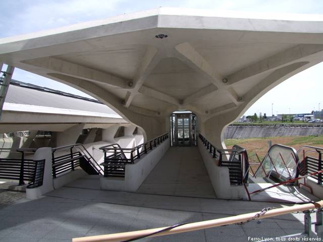 Aéroport Lyon-Saint-Exupéry, vue de l’accès sud de la station Rhônexpress