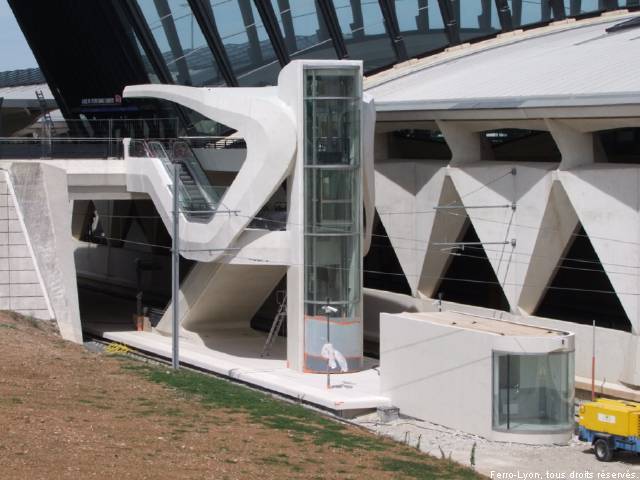 Aéroport Lyon-Saint-Exupéry, vue générale de la station Rhônexpress depuis le sud