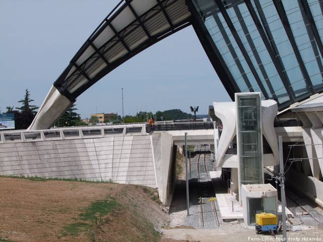 Aéroport Lyon-Saint-Exupéry, vue générale de la station Rhônexpress depuis le sud