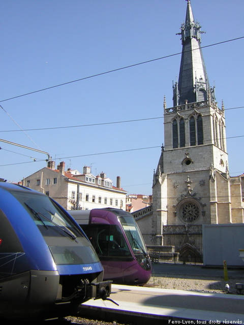 Nez d’un ATER et de Dualis alignés devant l’église Saint-Paul, avril 2011