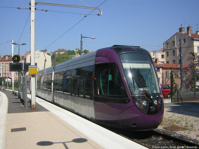 Dualis à quai, voie E, gare de Lyon-Saint-Paul, avril 2011