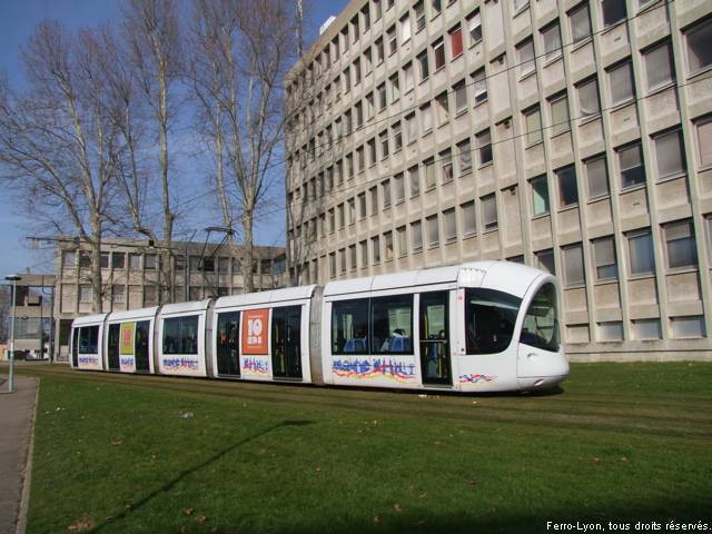 Rame 819 pelliculée approchant de la station Université Lyon 1 en direction d’IUT-Feyssine