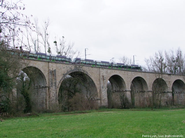 Le tram-train inaugural sur le viaduc de l’Yzeron