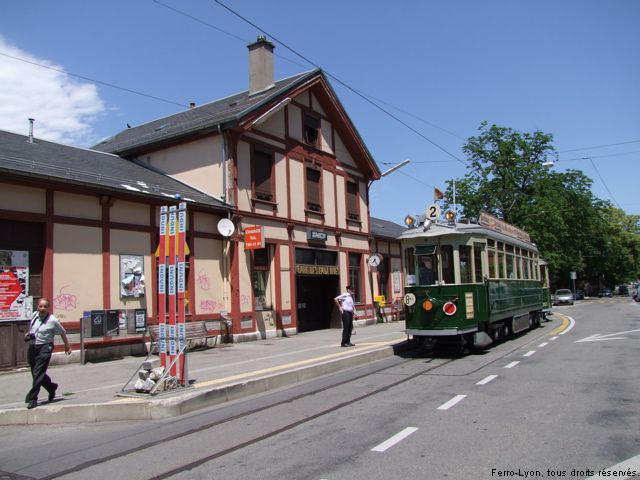Rame composée de la motrice n°67 et de la remorque n°363 à la station Gare des Eaux-Vives