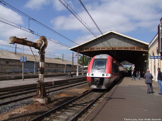Automotrice Z27757 à destination d’Avignon entrant en gare de Béziers