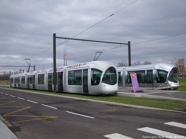 Vue des rames 874 et 875 au terminus d’Eurexpo
