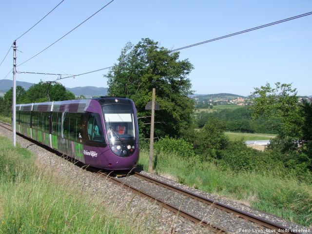 Tram-train en ligne non loin de Fleurieux-sur-L’Arbresle