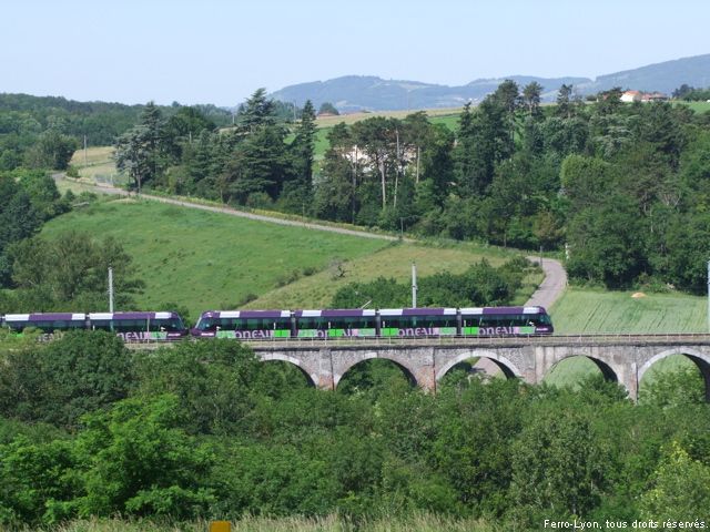 Tram-train sur le viaduc de Lentilly