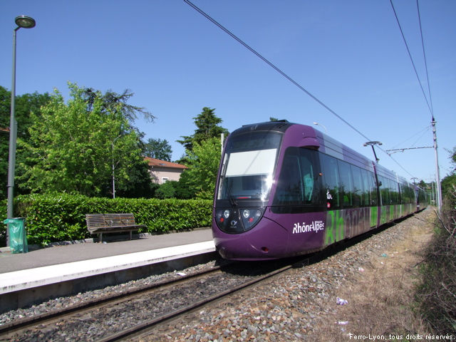 Tram-train sur le viaduc de Lentilly