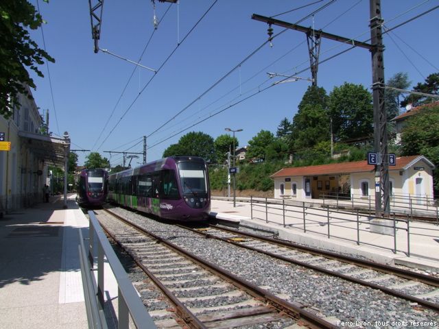 Croisement de deux Tram-train en gare de Tassin