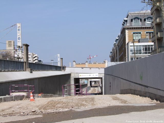 Rampe et pont sous l’avenue des Frères-Lumière