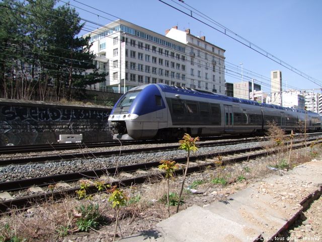 Rame AGC X76814 dans la tranchée des Tchécoslovaques