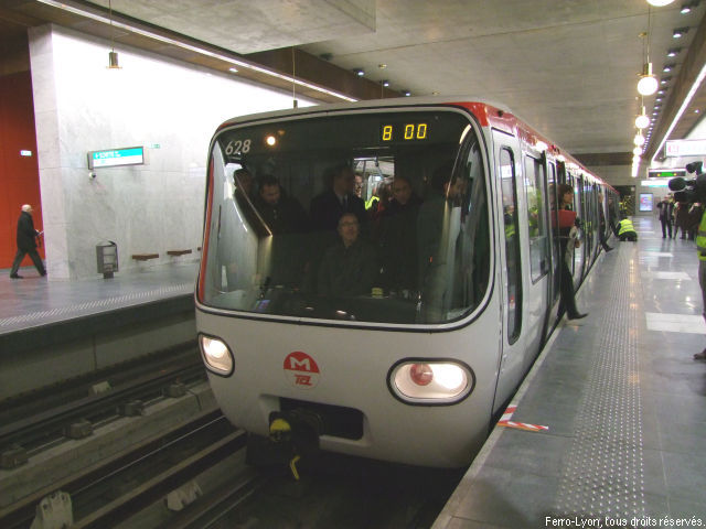 Rame inaugurale n°628 entrant en station
