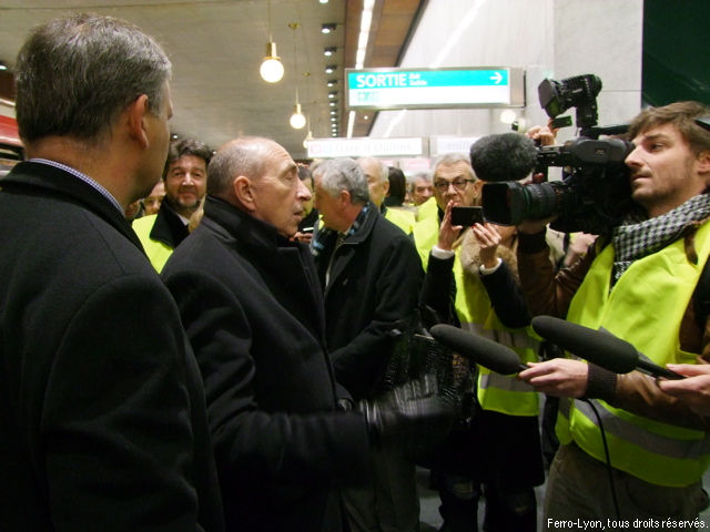 Gérard Collomb livrant ses premières impressions à la presse