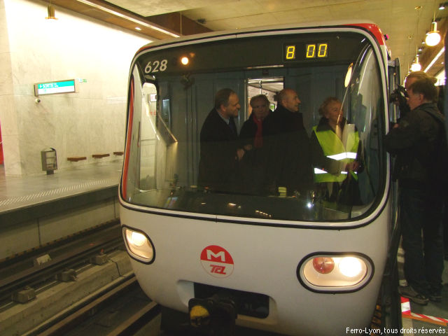 Les élus en cabine de conduite pour une photo souvenir
