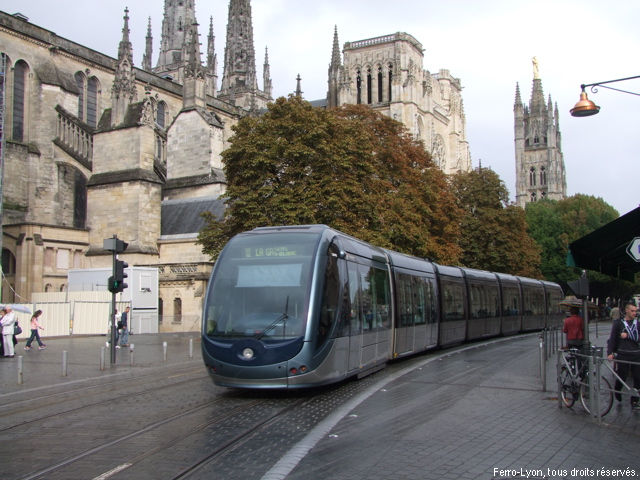 Rame de la ligne A sur la place Pey-Berland