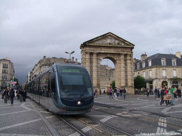 Rame de la ligne B sur la place de la Victoire