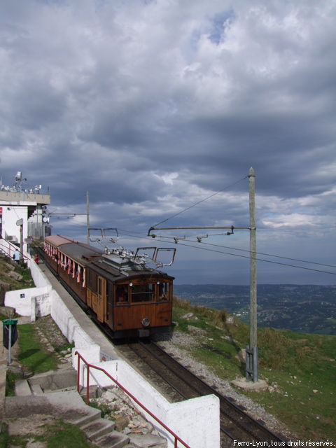 Train à crémaillère de La Rhune à la station du sommet