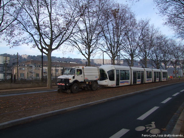 Convoi composé du tracteur rail-route du réseau et de la rame n°852 sur le cours Charlemagne