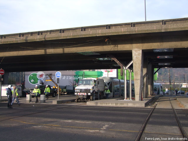 Convoi composé du tracteur rail-route du réseau et de la rame n°852  passant sous l'autopont de l'autoroute A7