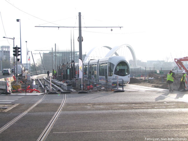 Convoi composé du tracteur rail-route du réseau et de la rame n°852  au niveau de la future station musée des Confluences