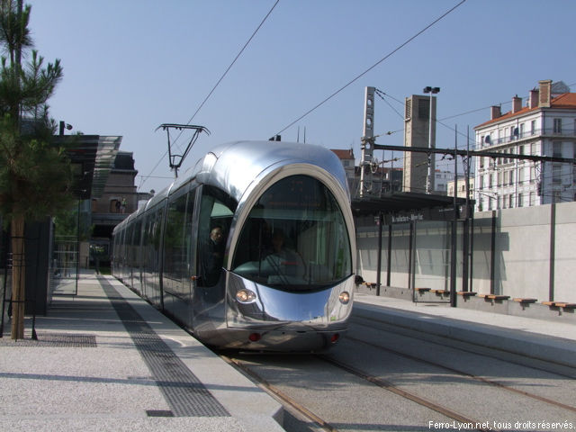 Rame n°875 entrant dans la station Manufacture – Montluc