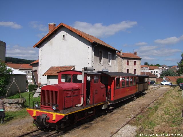 Gare de Dunières-ville, la rame tractée par la locomotive n°62 s’apprête à repartir vers Tence