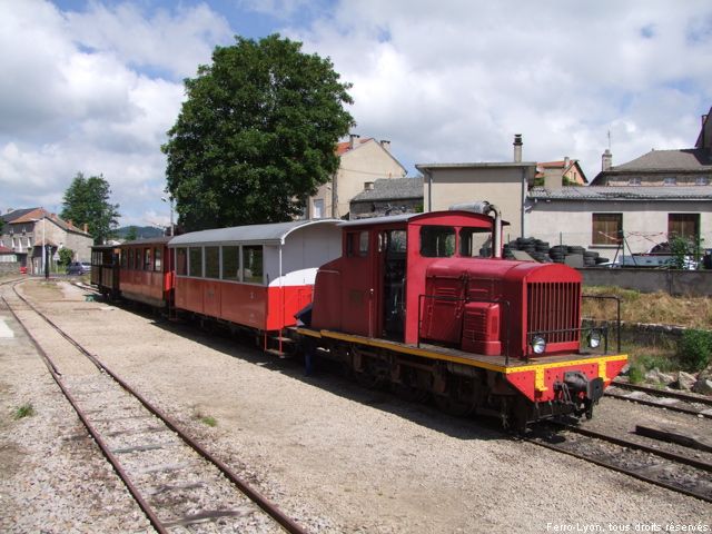 Le train de Dunières au Chambon-sur-Lignon en gare de Tence
