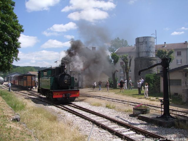 Tence, la locomotive à vapeur n°22 manœuvrant pour se mettre en tête de la rame à destination de Montfaucon