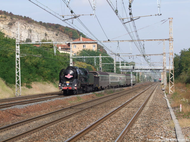 Le train spécial entre en gare de Couzon-au-Mont-d’Or