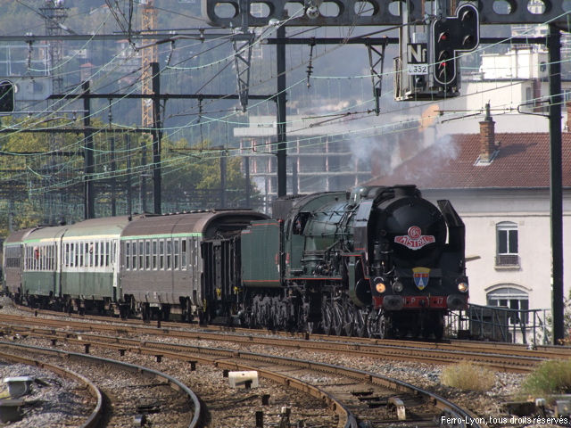 Le train spécial entre en gare de Lyon-Jean-Macé en direction du sud