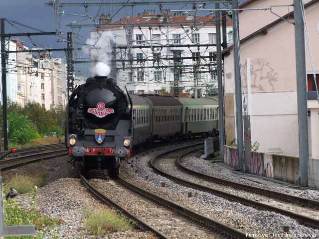 Le train spécial entre en gare de Lyon-Jean-Macé en direction direction de Lyon-Perrache