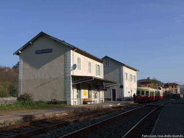L’autorail X4039 en gare de Lamure-sur-Azergues