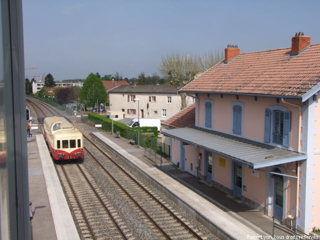 L’autorail X4039 en gare de Saint-André-de-Corcy