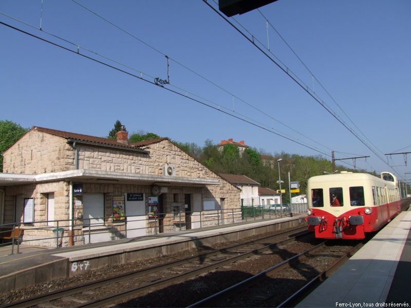 L’autorail X4039 en gare de Saint-Germain-au-Mont-d’Or