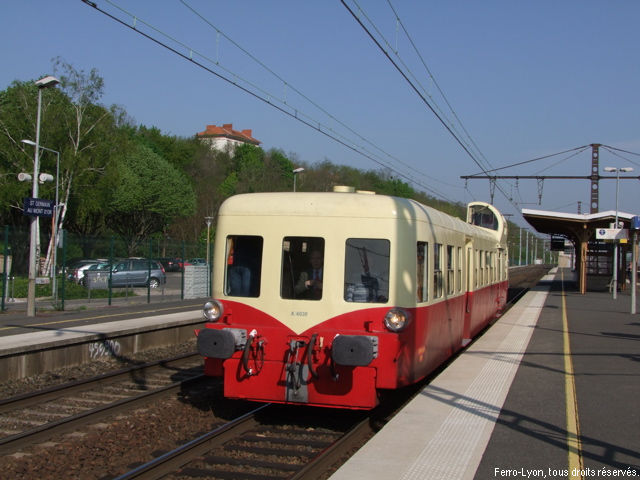 L’autorail X4039 en gare de Saint-Germain-au-Mont-d’Or
