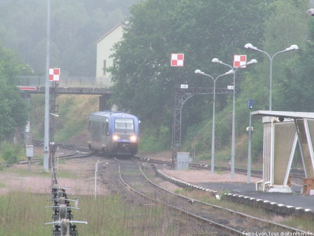 Gare d’Eygurande – Merlines, entrée en gare du dernier autorail de Limoges à Clermont-Ferrand, 5 juillet 2014